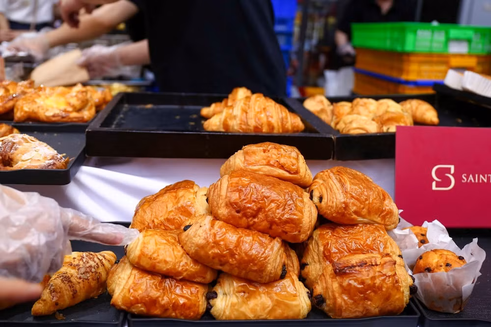 Bánh croissant (sừng bò) ẩn chứa sự tinh tế, cầu kỳ của ẩm thực Pháp. Ngoài ra còn có những món ăn nổi tiếng như bánh crêpe, bánh macaron và nhiều loại bánh khác. Bánh croissant (sừng bò) ẩn chứa sự tinh tế, cầu kỳ của ẩm thực Pháp. Ngoài ra còn có những món ăn nổi tiếng như bánh crêpe, bánh macaron và nhiều loại bánh khác.