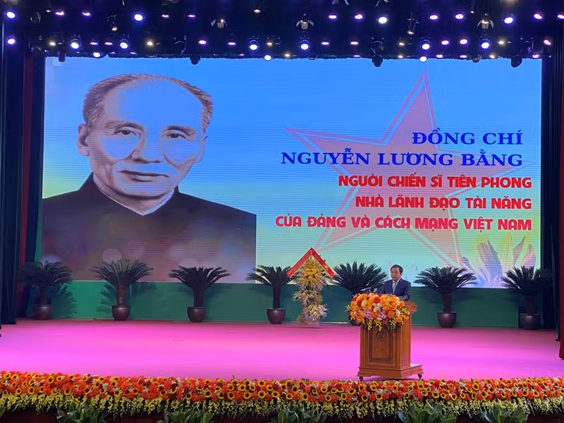 Đồng chí Trần Đức Thắng, Ủy viên Trung ương Đảng, Bí thư Tỉnh ủy Hải Dương đọc diễn văn kỷ niệm. (Ảnh: dangcongsan.vn)