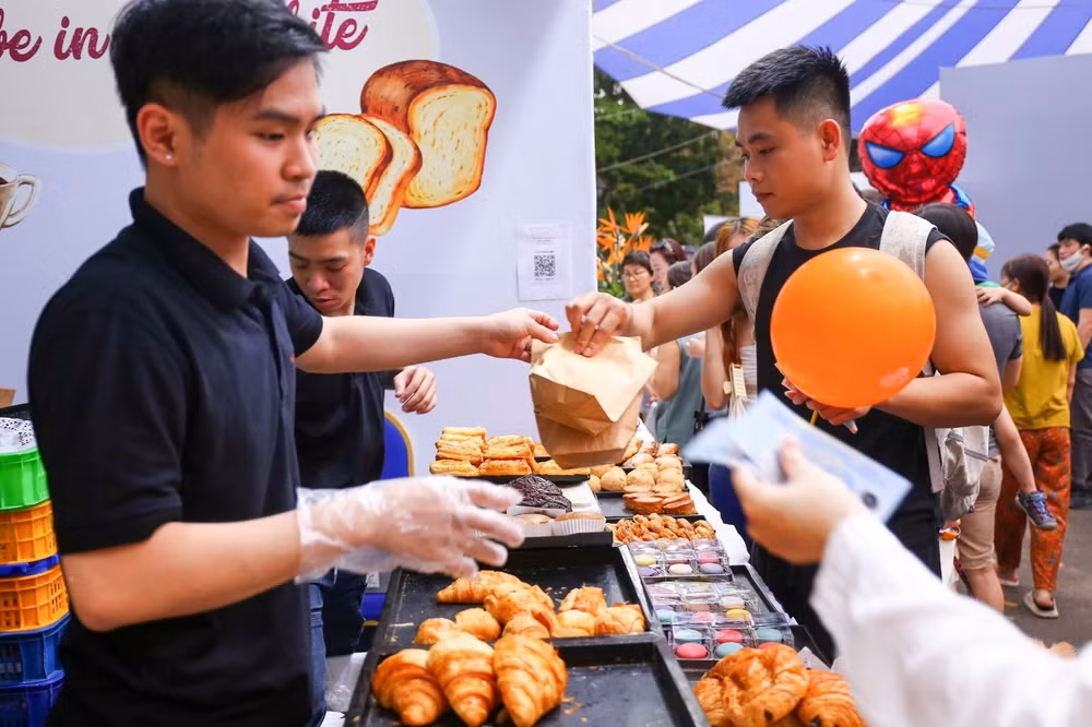 Đa số du khách tới đây đều thích thú trước những món ẩm thực đặc trưng của Pháp như bánh ngọt, thịt nguội, pho-mát, rượu vang,... Đa số du khách tới đây đều thích thú trước những món ẩm thực đặc trưng của Pháp như bánh ngọt, thịt nguội, pho-mát, rượu vang,...
