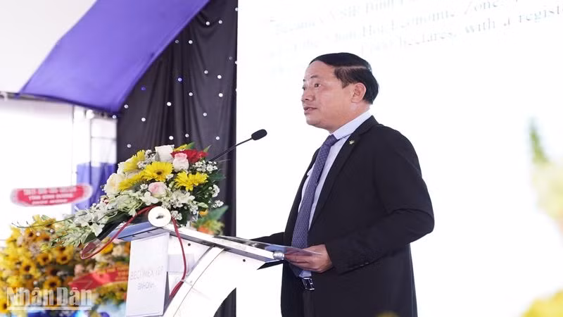Chủ tịch Ủy ban nhân dân tỉnh Phạm Anh Tuấn phát biểu ý kiến tại buổi lễ. Chủ tịch Ủy ban nhân dân tỉnh Phạm Anh Tuấn phát biểu ý kiến tại buổi lễ.