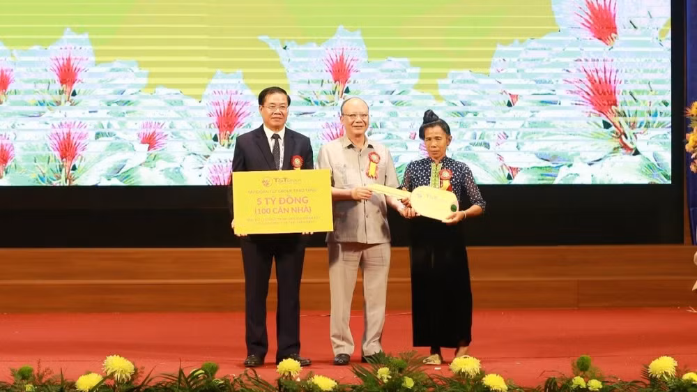 Ông Nguyễn Tất Thắng, Chủ tịch Hội đồng quản trị Tập đoàn T&T Group (giữa) trao tặng tỉnh Điện Biên 5 tỷ đồng (100 căn nhà) và trao chìa khoá tượng trưng cho gia đình được hỗ trợ làm nhà.