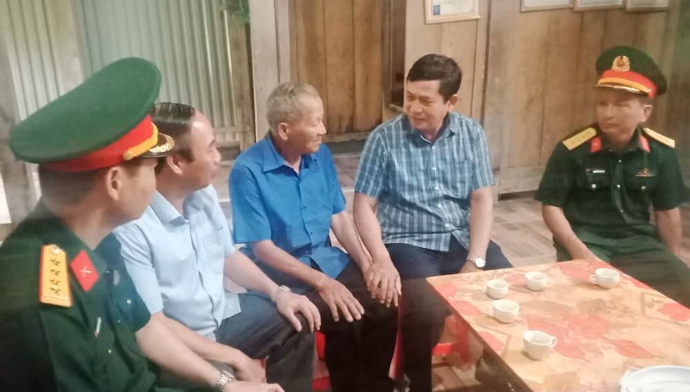 Đồng chí Phạm Thái Hanh, Ủy viên Ban Thường vụ Tỉnh uỷ, Trưởng Ban Dân vận Tỉnh ủy Thái Nguyên thăm hỏi đời sống gia đình ông Dương Văn Minh ở xóm Bản Tèn, xã Văn Lăng.