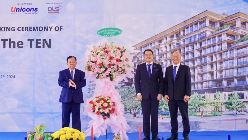 Chủ tịch Hội đồng quản trị Tổng công ty Becamex IDC Nguyễn Văn Hùng (bên trái) trao tặng lẵng hoa chúc mừng buổi lễ. Chủ tịch Hội đồng quản trị Tổng công ty Becamex IDC Nguyễn Văn Hùng (bên trái) trao tặng lẵng hoa chúc mừng buổi lễ.