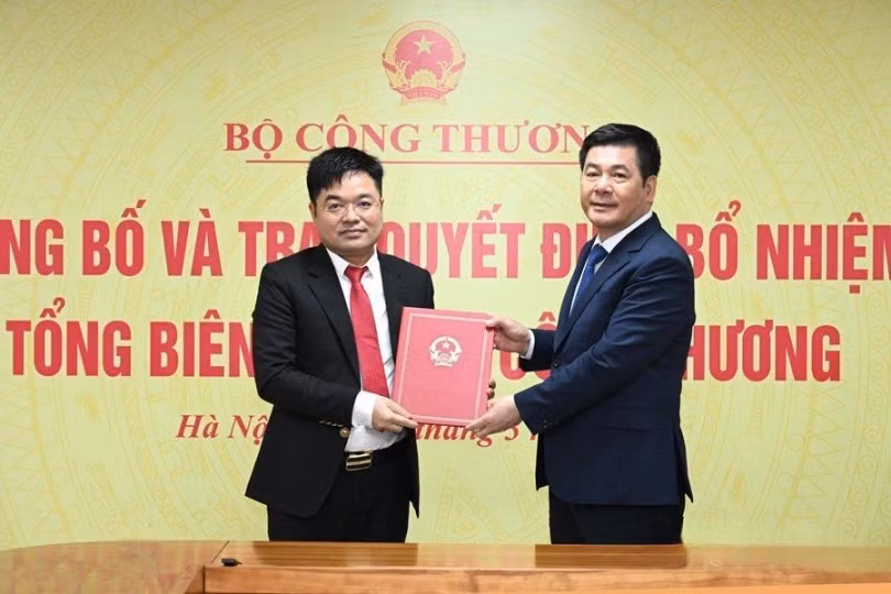Bộ trưởng Công Thương Nguyễn Hồng Diên trao Quyết định bổ nhiệm nhà báo Nguyễn Văn Minh - Phó Tổng Biên tập phụ trách giữ chức vụ Tổng Biên tập Báo Công thương. Bộ trưởng Công Thương Nguyễn Hồng Diên trao Quyết định bổ nhiệm nhà báo Nguyễn Văn Minh - Phó Tổng Biên tập phụ trách giữ chức vụ Tổng Biên tập Báo Công thương.