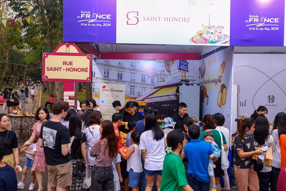 Các gian hàng tại lễ hội đều chật kín du khách, ai ai cũng muốn được trải nghiệm nền ẩm thực phong phú của nước Pháp. Các gian hàng tại lễ hội đều chật kín du khách, ai ai cũng muốn được trải nghiệm nền ẩm thực phong phú của nước Pháp.