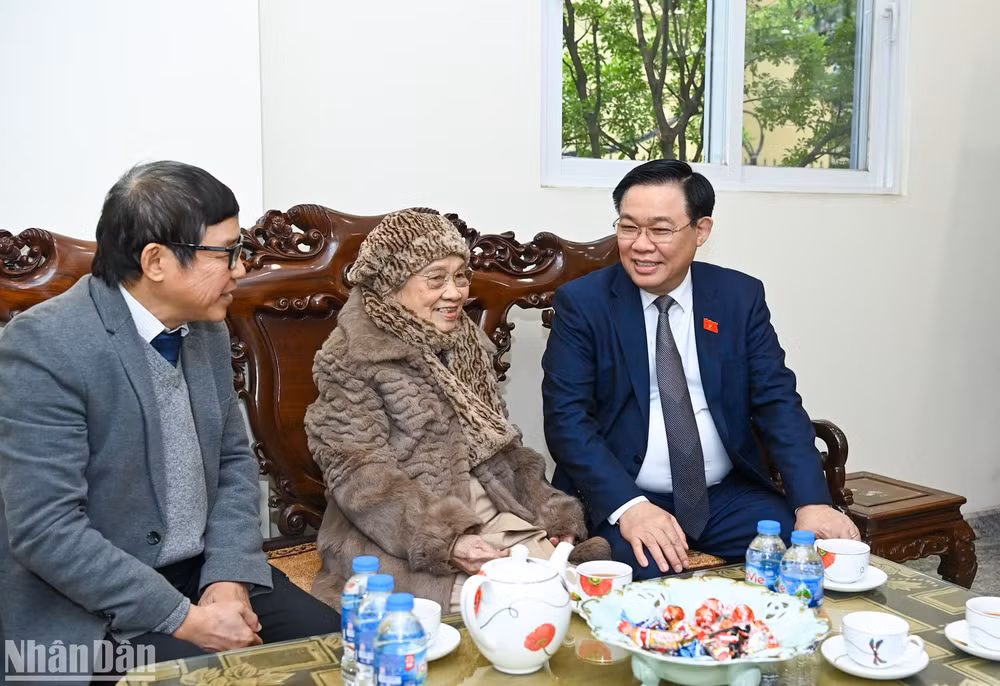 Chủ tịch Quốc hội Vương Đình Huệ thăm hỏi và tặng quà gia đình cố Chủ tịch Quốc hội Lê Quang Đạo. (Ảnh: DUY LINH)