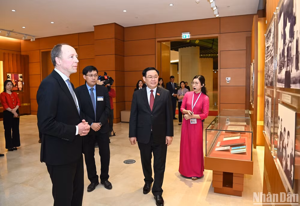 Chủ tịch Quốc hội Phần Lan Jussi Halla-aho tham quan phòng truyền thống Quốc hội Việt Nam.