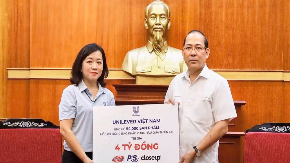 Bà Lê Thị Hồng Nhi - Phó Tổng giám đốc Truyền thông & Đối ngoại của Unilever Việt Nam cùng Ông Hoàng Công Thủy, Phó Chủ tịch Ủy ban Trung ương Mặt trận Tổ quốc Việt Nam - Thông qua Mặt trận Tổ quốc Việt Nam, Unilever đã đóng góp 54,000 sản phẩm trị giá 4 Tỷ Đồng.