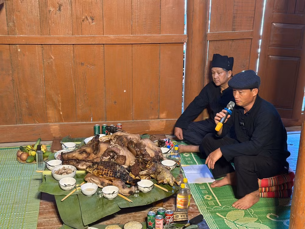Ông Tòng Văn Hân, chủ trì nghi thức cúng tổ tiên trong Lễ mừng cơm mới của dân tộc Thái bản U Va.