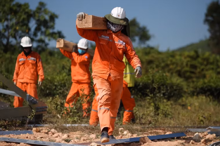 Có những vị trí thi công ở trên núi cao, việc thi công cũng như vận chuyển vật liệu đều phải thực hiện thủ công bằng sức người.