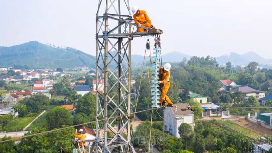 Kiểm tra vận hành đường dây truyền tải điện.