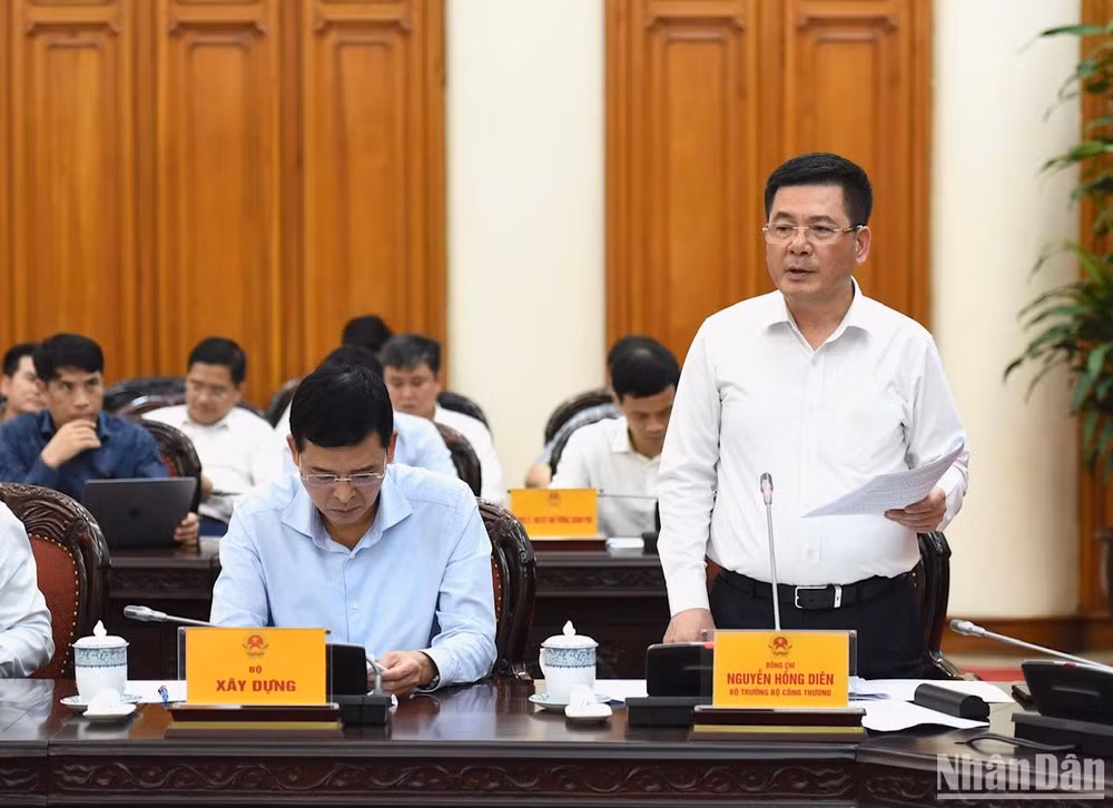 Bộ trưởng Bộ Công thương Nguyễn Hồng Diên phát biểu. (Ảnh: TRẦN HẢI) Bộ trưởng Bộ Công thương Nguyễn Hồng Diên phát biểu. (Ảnh: TRẦN HẢI)