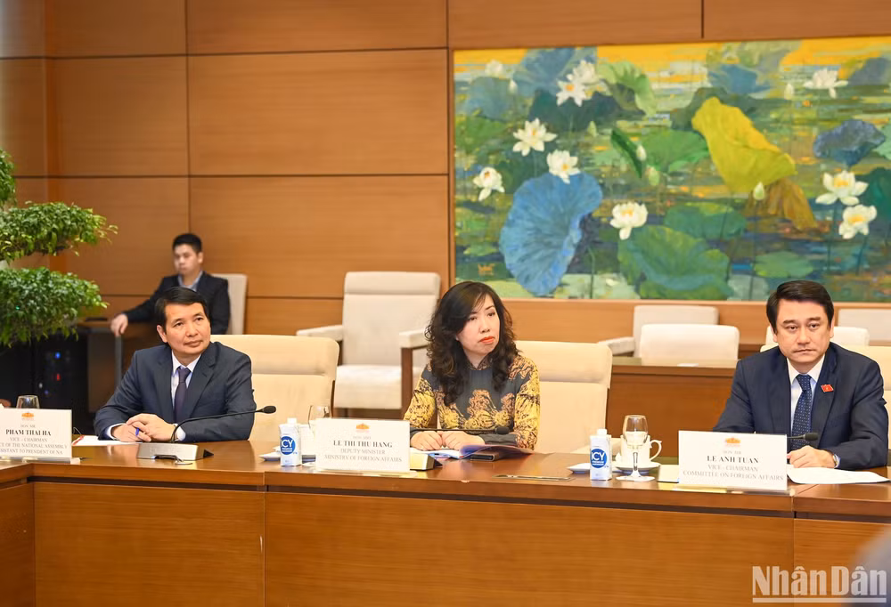 Các đại biểu Việt Nam dự buổi hội đàm.