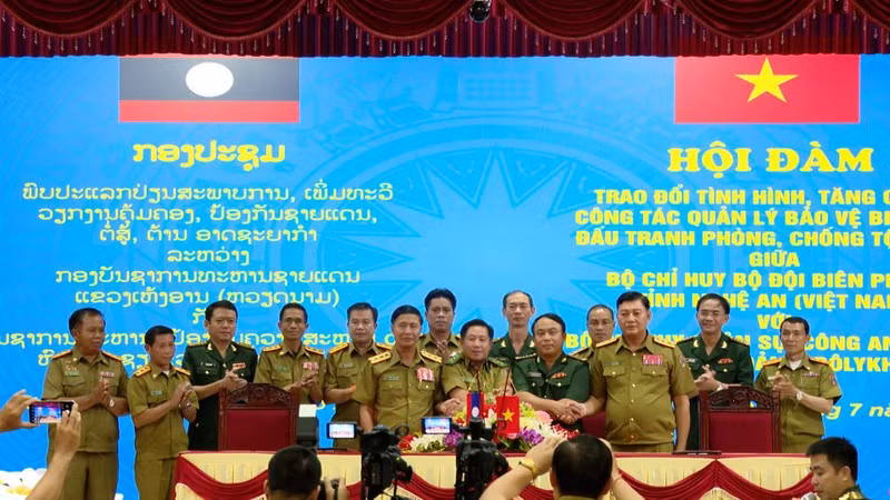 Bộ đội Biên phòng Nghệ An ký kết biên bản ghi nhớ với công an ba tỉnh Houaphanh, Xiangkhouang, Bolikhamsay (Lào).