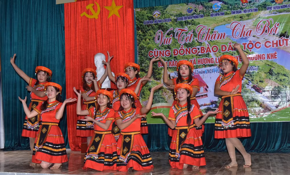 Tiết mục văn nghệ Tết Chăm Cha Bới ở bản Rào Tre.
