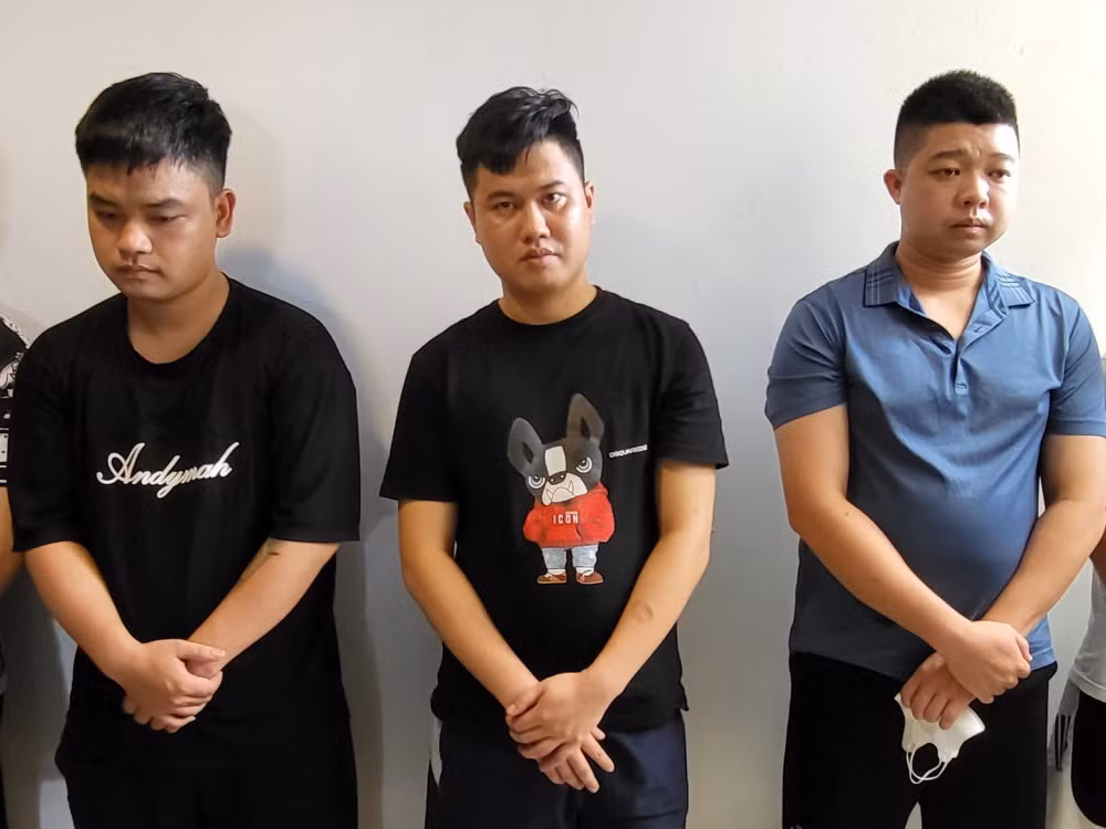 Các đối tượng trong đường dây làm giấy tờ giả. Các đối tượng trong đường dây làm giấy tờ giả.