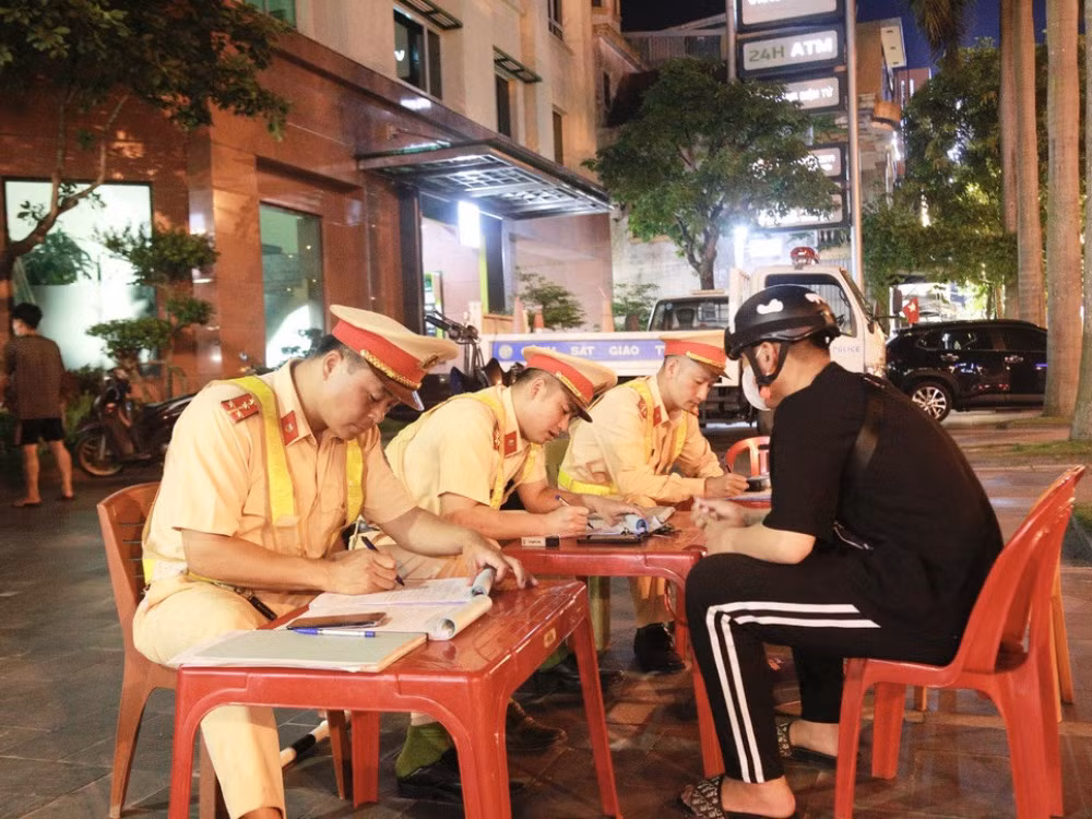 Công an thành phố Hà Tĩnh xử lý các trường hợp vi phạm trật tự an toàn giao thông.