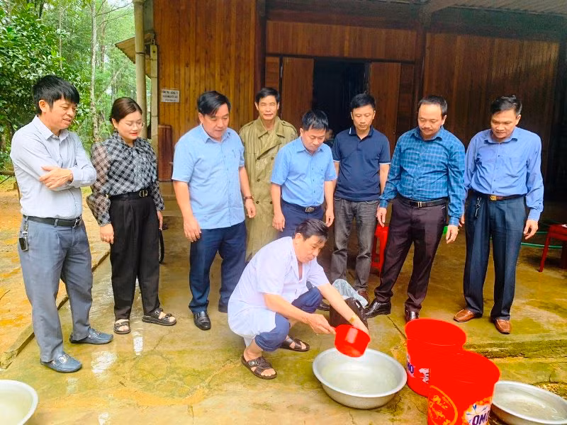 Đoàn công tác CDC Hà Tĩnh giám sát xử lý nguồn nước sinh hoạt tại xã Lộc Yên (Hương Khê). Đoàn công tác CDC Hà Tĩnh giám sát xử lý nguồn nước sinh hoạt tại xã Lộc Yên (Hương Khê).