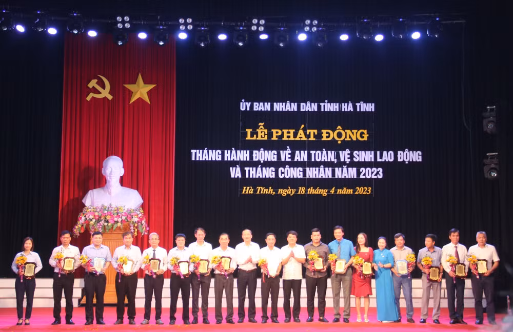 Lãnh đạo tỉnh Hà Tĩnh vinh danh các doanh nghiệp đi đầu, thực hiện tốt nhiệm vụ nâng cao đời sống cho người lao động.
