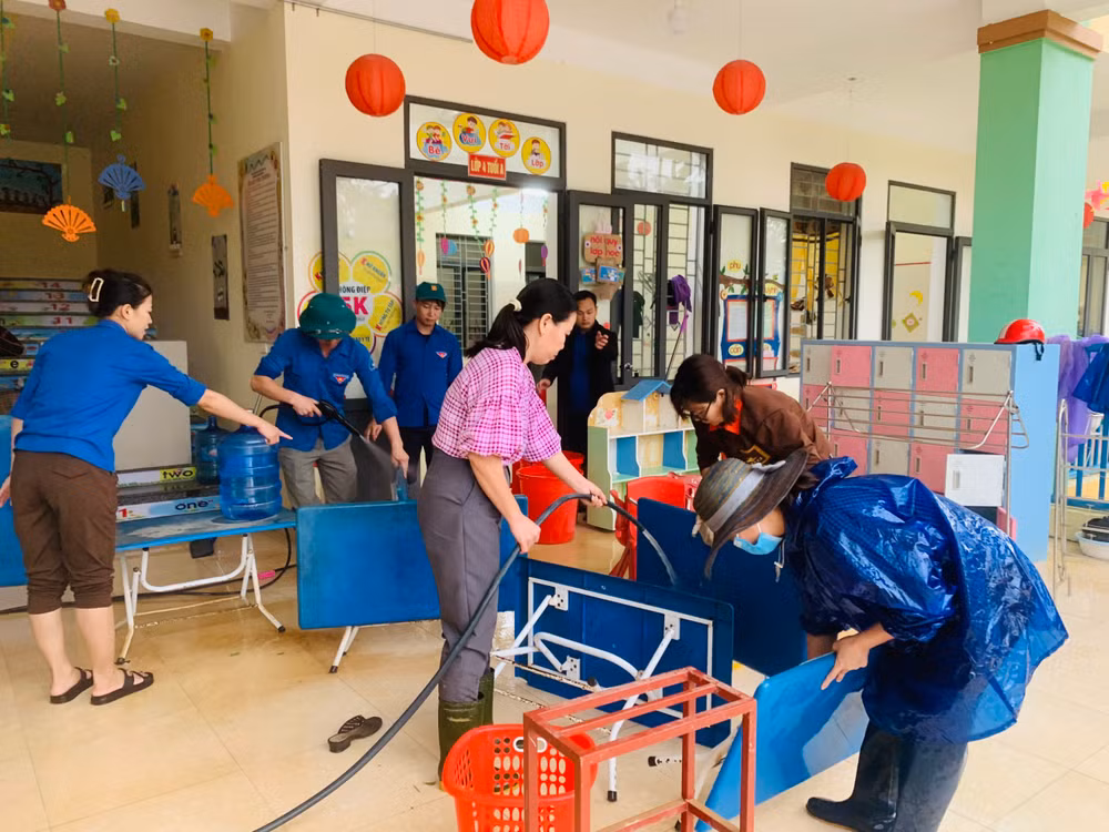 Trường Mầm non Hương Đô huy động lực lượng dọn dẹp, vệ sinh môi trường sau lũ.