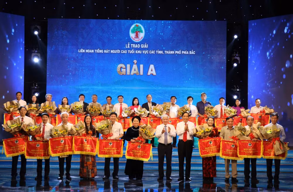 Đồng chí Đỗ Văn Chiến trao giải cho các đội dự Liên hoan tiếng hát người cao tuổi các tỉnh, thành phố phía bắc năm 2023.