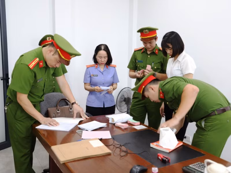 Cơ quan điều tra khám xét nơi làm việc của đối tượng Nguyễn Thị Bích Ngọc.