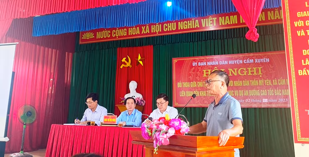 Người dân xã Cẩm Mỹ trình bày những băn khoăn, lo lắng liên quan đến việc khai thác mỏ cát tại thôn Mỹ Yên tại hội nghị đối thoại với lãnh đạo huyện Cẩm Xuyên.