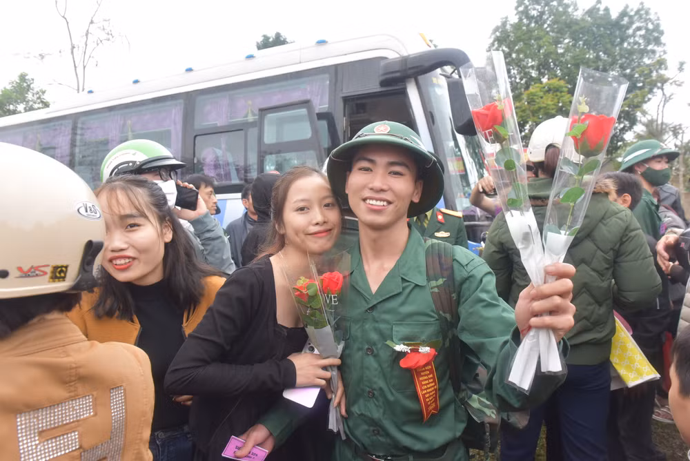 Tân binh Hà Tĩnh háo hức tòng quân.