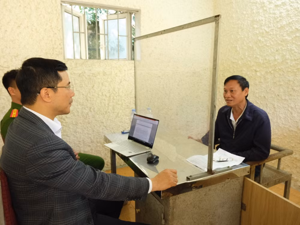 Lãnh đạo Công an tỉnh Hà Tĩnh trực tiếp thẩm vấn đối tượng Lê Danh Tạo. (Ảnh: nhandan.vn)