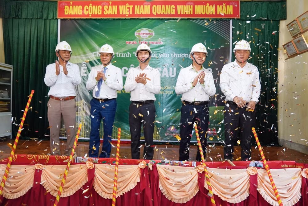 Đại diện lãnh đạo doanh nghiệp Nhựa Tiền Phong và chính quyền địa phương thực hiện lễ động thổ cầu Khe Tuần.