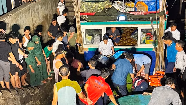 Các lực lượng chức năng và người dân khẩn trương đưa nạn nhân lên bờ.
