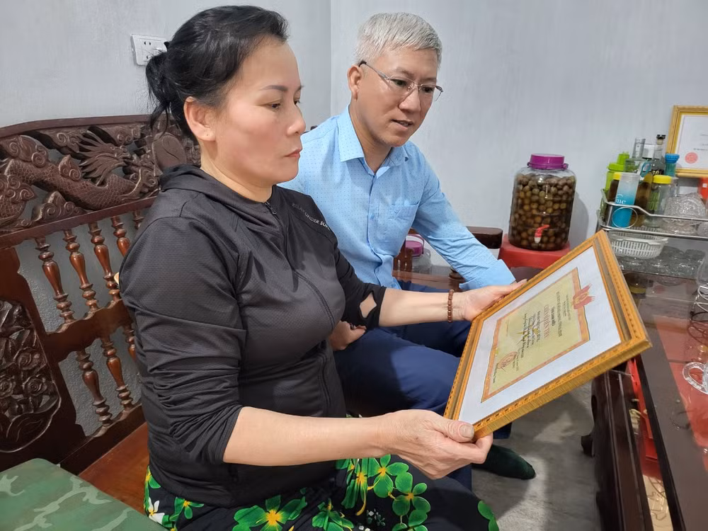 Chị Đào Thị Nguyệt, phường Hưng Trí (thị xã Kỳ Anh) tự hào về kết quả phấn đấu, rèn luyện của con trai trong quân ngũ.