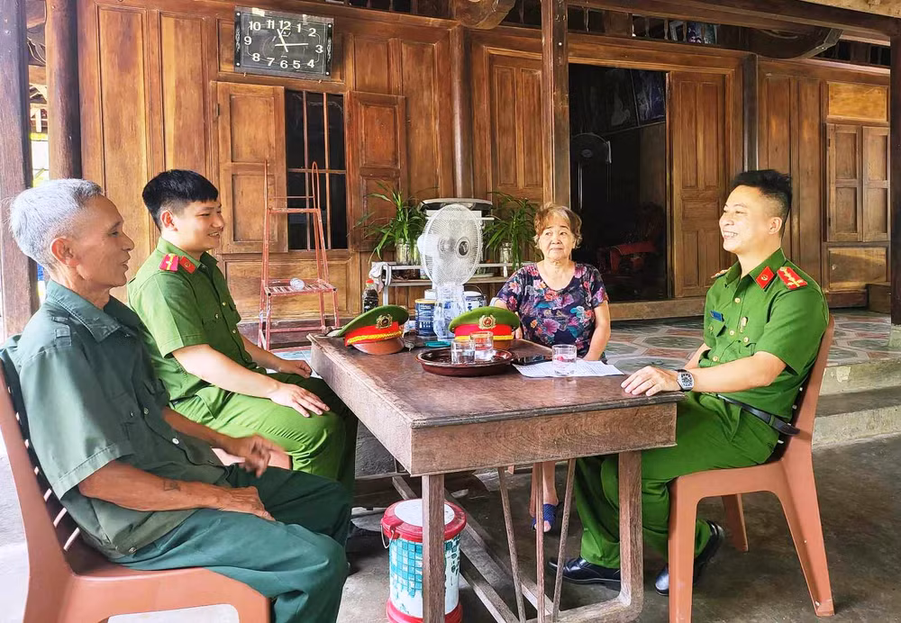 Công an xã Sơn Kim 2 (Hương Sơn) bám nắm địa bàn, tìm hiểu tâm tư, nguyện vọng của nhân dân.
