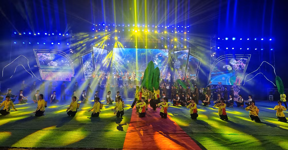 Chương trình nghệ thuật "Tân Kỳ khát vọng vươn lên". Chương trình nghệ thuật "Tân Kỳ khát vọng vươn lên".