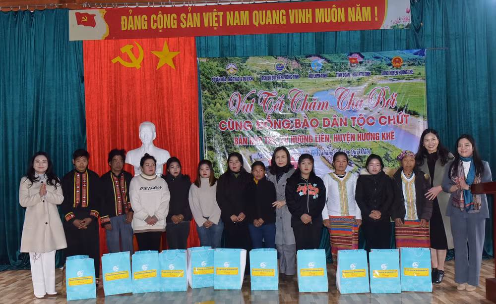 Các tổ chức, đoàn thể ở Hà Tĩnh tặng quà chúc mừng người dân bản Rào Tre đón Tết Chăm Cha Bới.