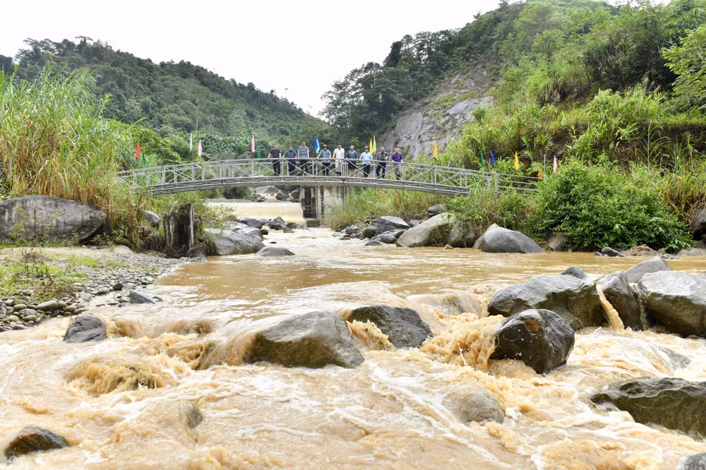Cầu dân sinh được đầu tư xây dựng góp phần giảm bớt khó khăn trong quá trình phát triển kinh tế, xã hội cho người dân địa phương. (Ảnh Đăng Khoa)