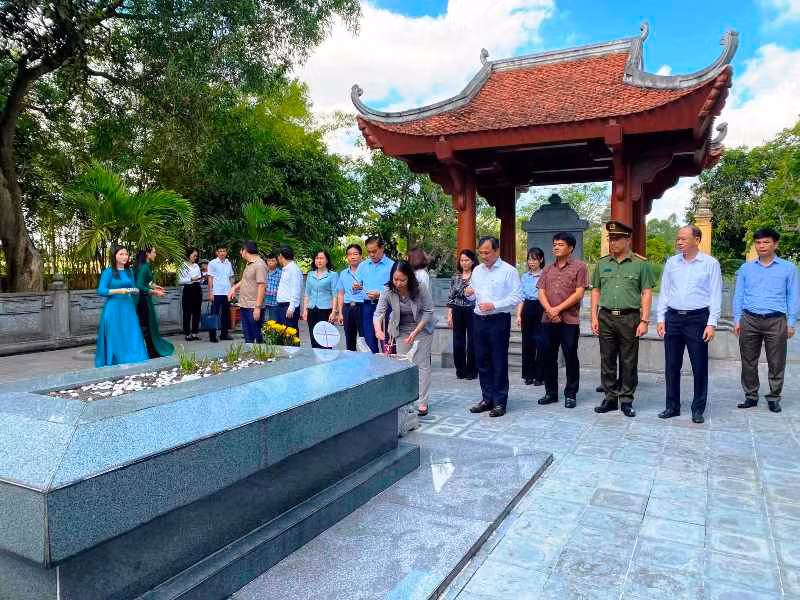 Dịp này, Phó Chủ tịch nước Võ Thị Ánh Xuân đã đến dâng hương, dâng hoa tại Khu lưu niệm Đại thi hào Nguyễn Du (Nghi Xuân). Dịp này, Phó Chủ tịch nước Võ Thị Ánh Xuân đã đến dâng hương, dâng hoa tại Khu lưu niệm Đại thi hào Nguyễn Du (Nghi Xuân).
