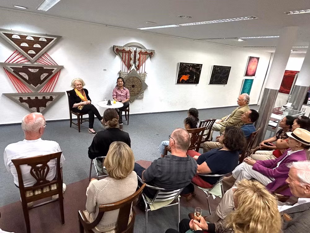 Nghệ sĩ Rosemarie Bassi, chủ Gallery, cùng họa sĩ Lê Văn Sơn trong buổi Trò chuyện nghệ thuật với những chia sẻ chuyên môn về chất liệu sơn ta Việt Nam dành cho các khách mời mục tiêu của Gallery, ngày 4/8/2024. Ảnh: NVCC