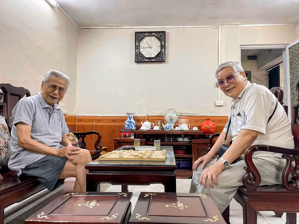Đại tá Lê Văn Tính và đại tá Bùi Tấn Phụ với niềm vui tuổi già.