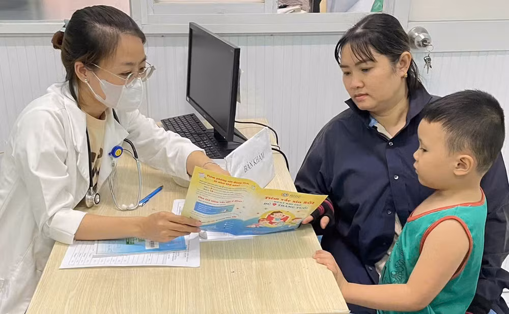 Tiêm vaccine ngừa sởi cho trẻ em tại trạm y tế ở Quận 10, Thành phố Hồ Chí Minh. Ảnh: Trung tâm Y tế quận 10 