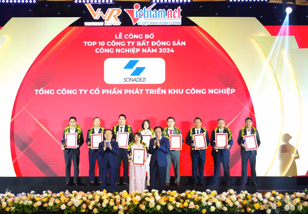 Đại diện lãnh đạo Tổng công ty Sonadezi đón nhận vinh danh Top 10 Công ty bất động sản năm 2024.