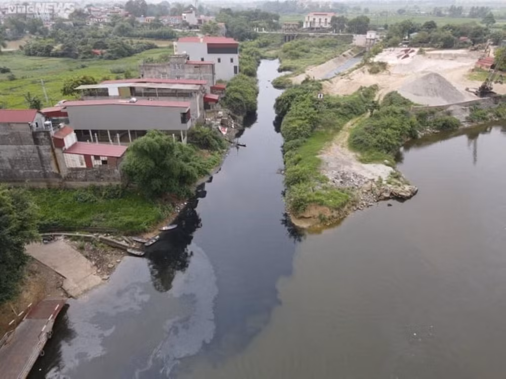 Sông Cầu đoạn chảy qua Bắc Ninh phải tiếp nhận nhiều nguồn nước thải chưa được xử lý từ các làng nghề. Ảnh: VĂN CHƯƠNG 