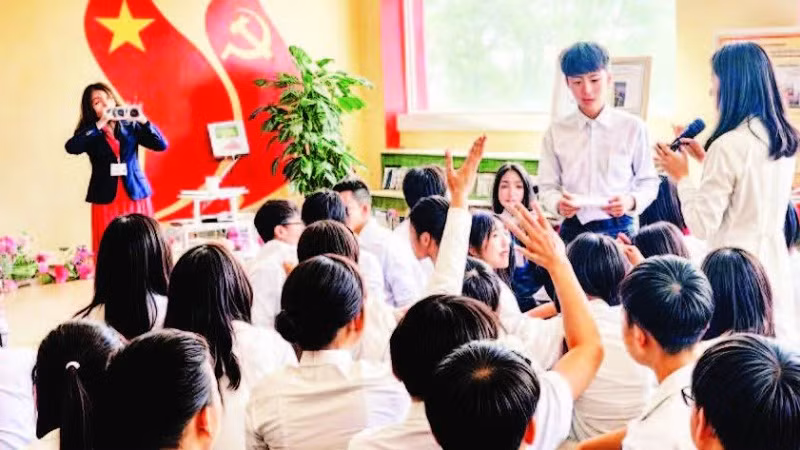 Một buổi sinh hoạt tìm hiểu về Chủ tịch Hồ Chí Minh tại "Không gian văn hóa Hồ Chí Minh" Trường trung học phổ thông Trần Phú (thành phố Đà Lạt).