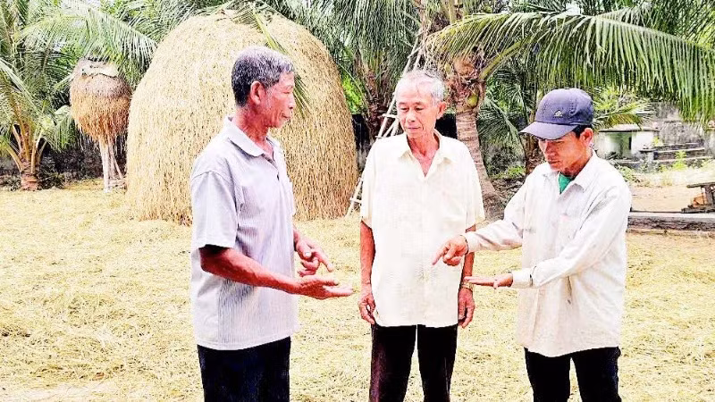 Phạm Hào (ngoài cùng bên trái) vận động người dân trong thôn xây dựng nông thôn mới.