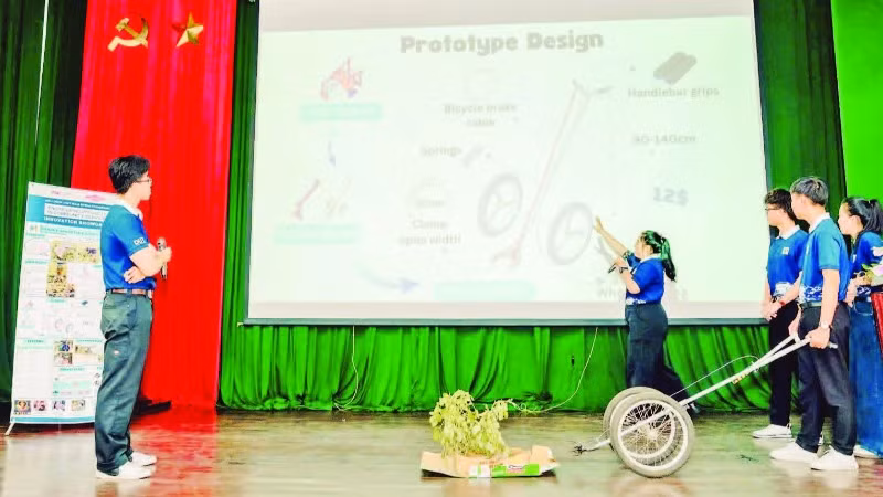 Dự án “Công cụ hỗ trợ nhổ đậu cho nông dân ở vùng Túy Loan” mang tính ứng dụng cao, chi phí thấp, thân thiện vớimôi trường và cải thiện sức khỏe cho nông dân. (Ảnh: VÕ HOÀNG)