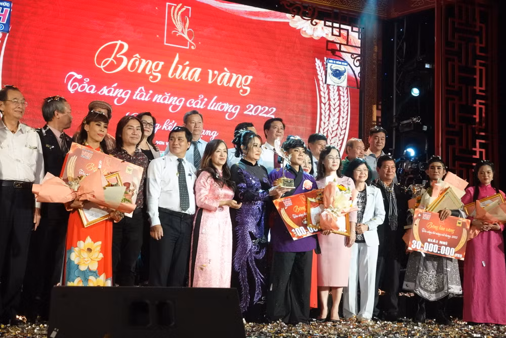 Đại biểu, Ban Giám khảo chụp hình lưu niệm với các thí sinh đoạt giải.