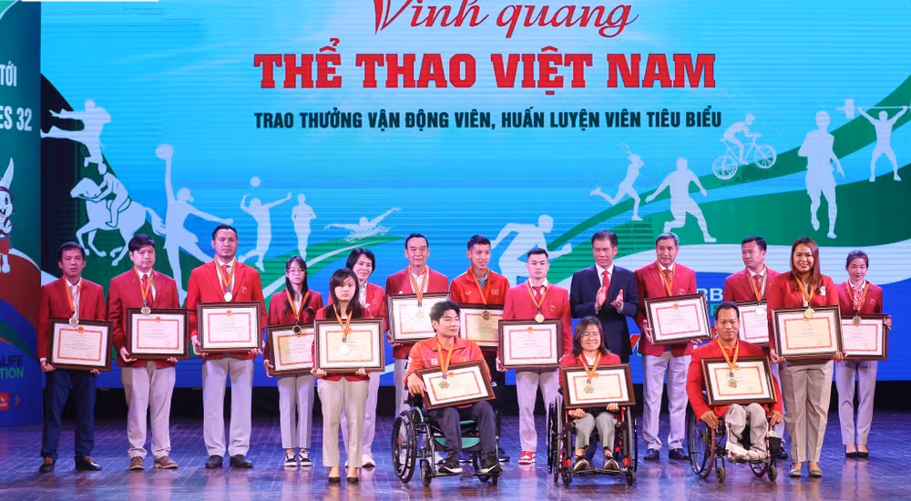 Lễ trao thưởng các huấn luyện viên, vận động viên xuất sắc. (Ảnh: Ban Tổ chức)