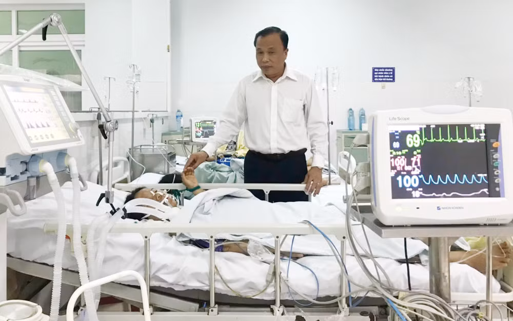 Giám đốc Sở Y tế Mai Văn Mười thăm hỏi bệnh nhân bị ngộ độc thực phẩm đang điều trị tại Bệnh viện đa khoa khu vực miền núi phía bắc Quảng Nam.