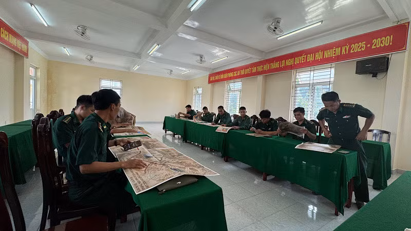 Cán bộ, chiến sĩ sinh hoạt ở hội trường hồi tưởng lại lịch sử dân tộc ngày 30/4/1975.