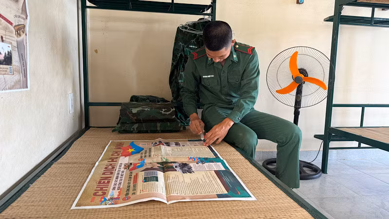Ở trên phòng nghỉ, binh nhất Dương Nhựt Hào đang chuẩn bị sẵn hồ dán.